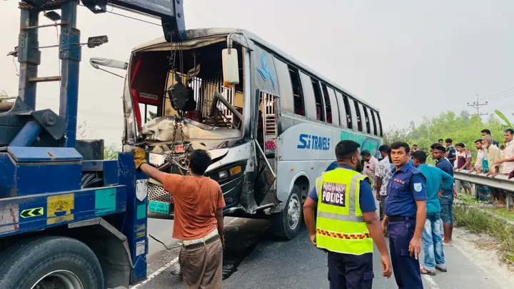 মির্জাপুরে বাস-পিকাপ-মোটরসাইকেল ত্রিমুখী সংঘর্ষে নিহত ২