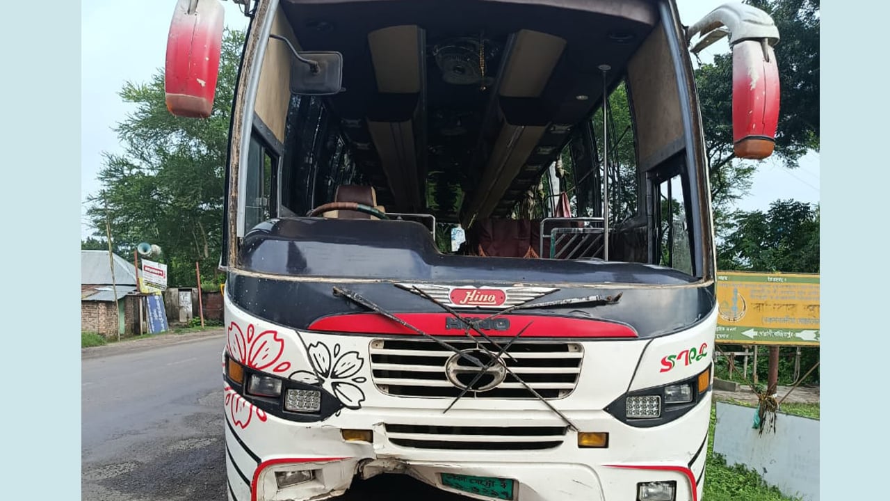 রাজৈরে ঢাকা-বরিশাল মহাসড়কে বাস দুর্ঘটনায় আহত ১০
