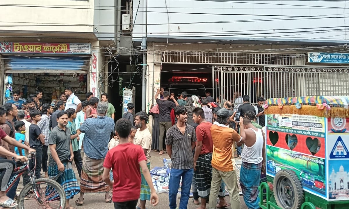 ভুল চিকিৎসায় রোগী মৃত্যুর ঘটনায় হাসপাতাল ভাঙচুর, তালা