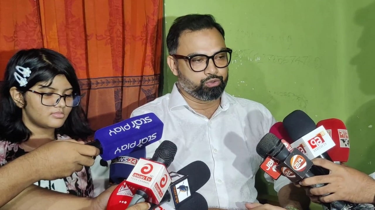 খুদে দাবাড়ু মুনতাহার পাশে আছেন তারেক রহমান