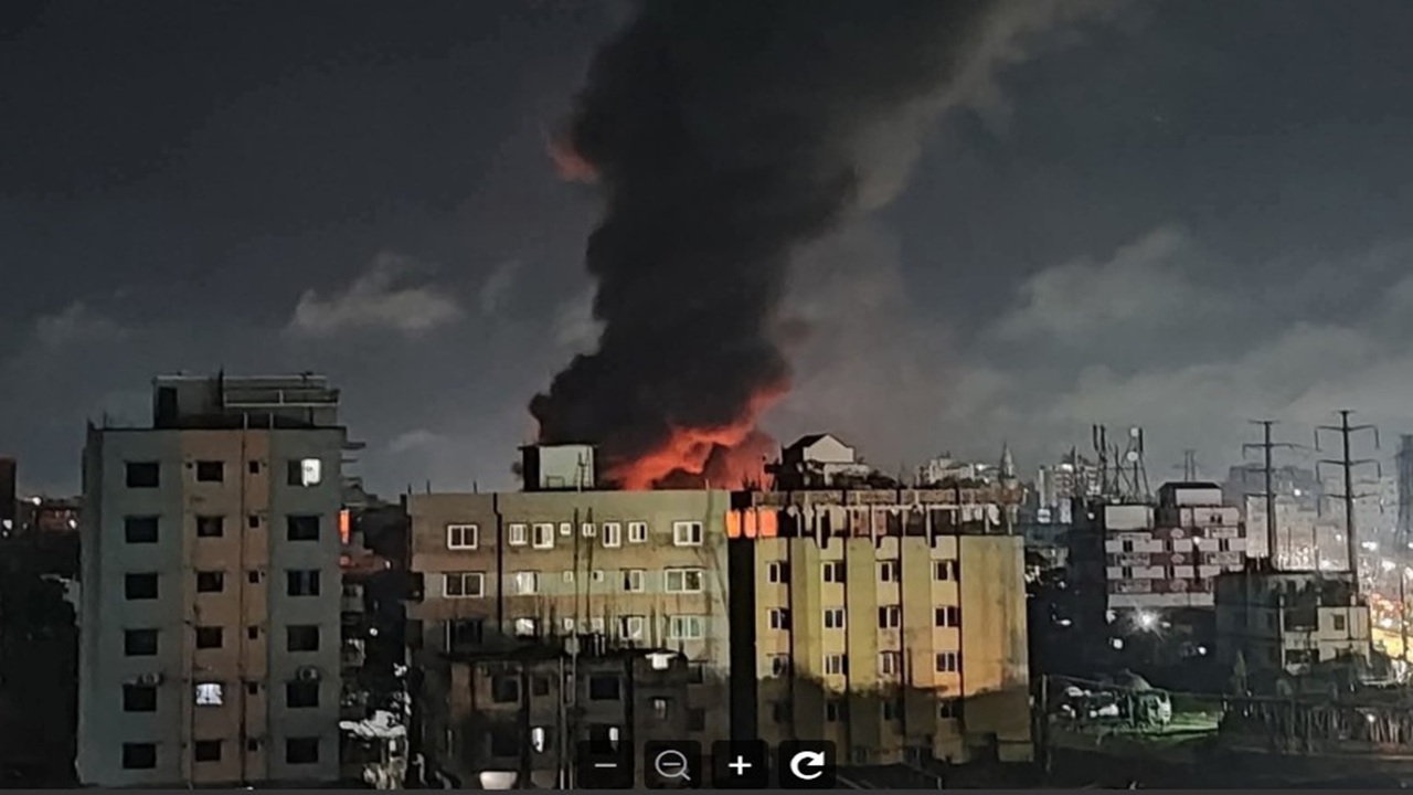প্লাস্টিক-ঝুটের গুদামে ভয়াবহ আগুন, ব্যাপক ক্ষয়ক্ষতি