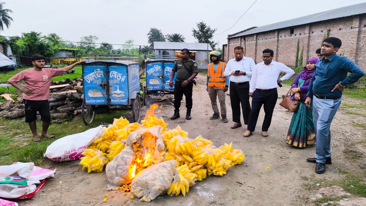 ঈশ্বরদীর ঢাকা কিং বেকারি সিলগালা, লাখ টাকা জরিমানা