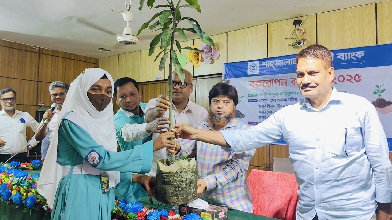 লক্ষ্মীপুরে ৬০০ শিক্ষার্থীর মাঝে গাছের চারা বিতরণ