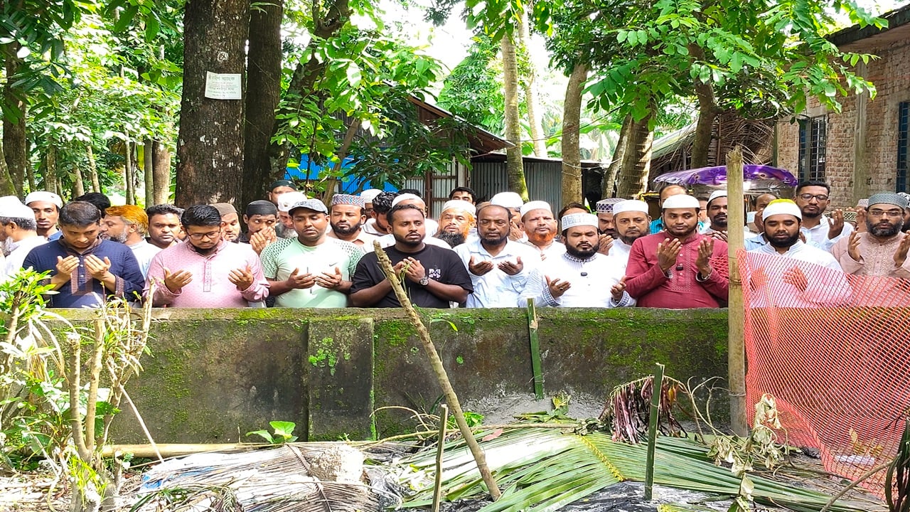 লক্ষ্মীপুরে নিহত ৭ জনের স্বজনদের সমবেদনা জানালেন ড. রেজাউল করিম