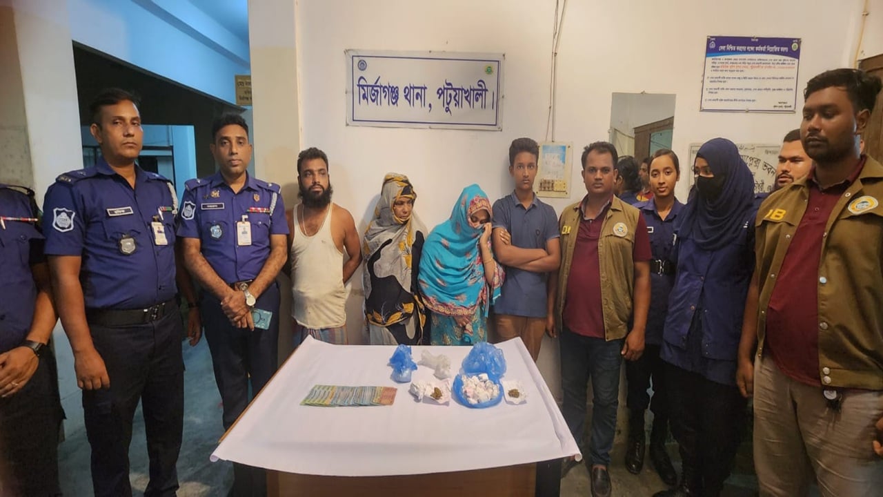 মাদক বিক্রেতা মা ও ছেলেসহ আটক ৪