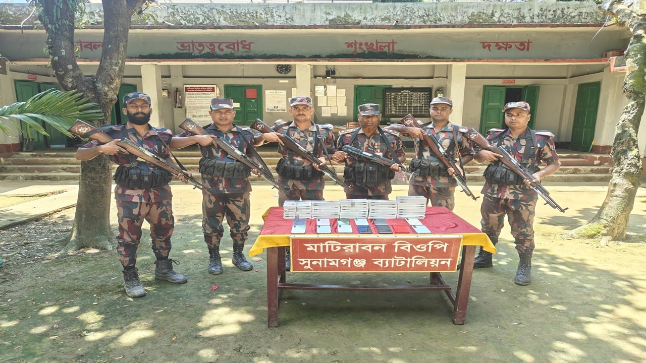 সীমান্তে ৭০ পিস ভারতীয় স্মার্টফোন জব্দ