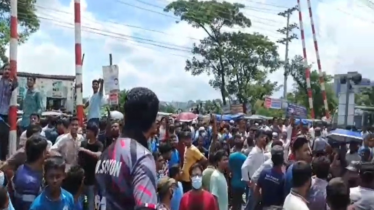 গাজীপুরে বনলতা ট্রেন আটকে পলিটেকনিক শিক্ষার্থীদের বিক্ষোভ