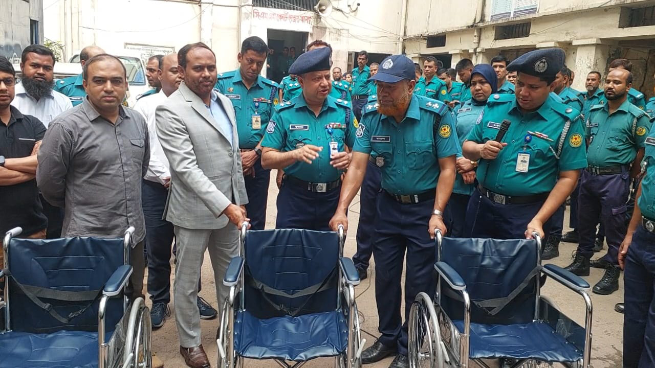 অসুস্থ আসামিদের সেবায় হুইল চেয়ার দিলো সিএমএম