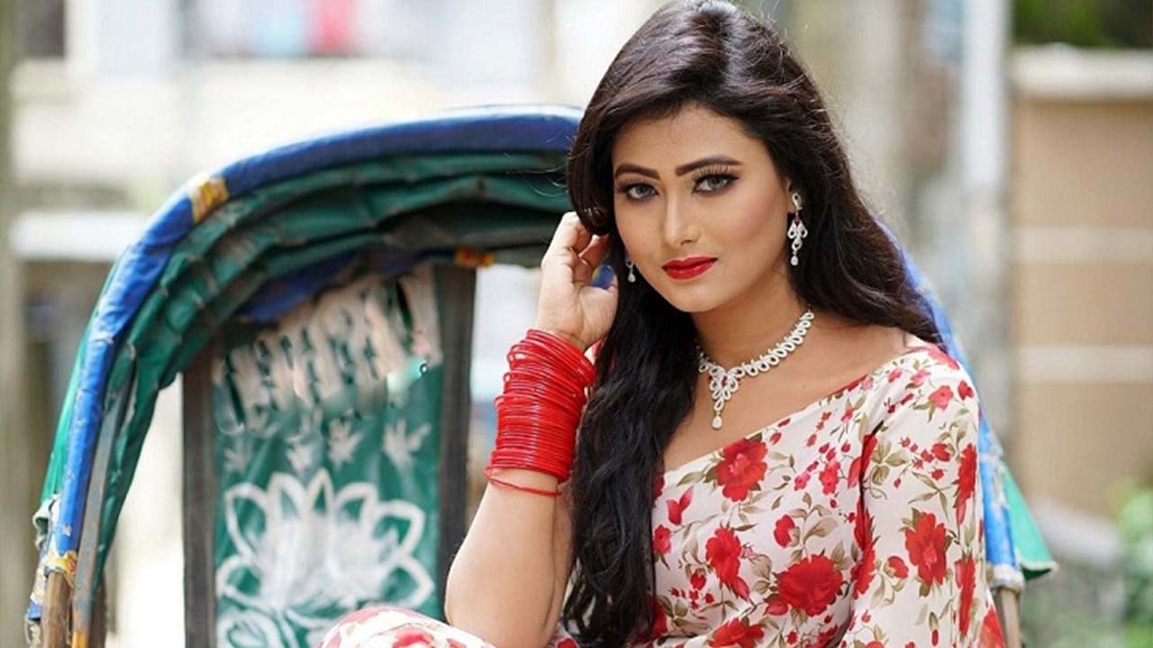 আসছে অধরা খানের ‘ঋতুকামিনী’