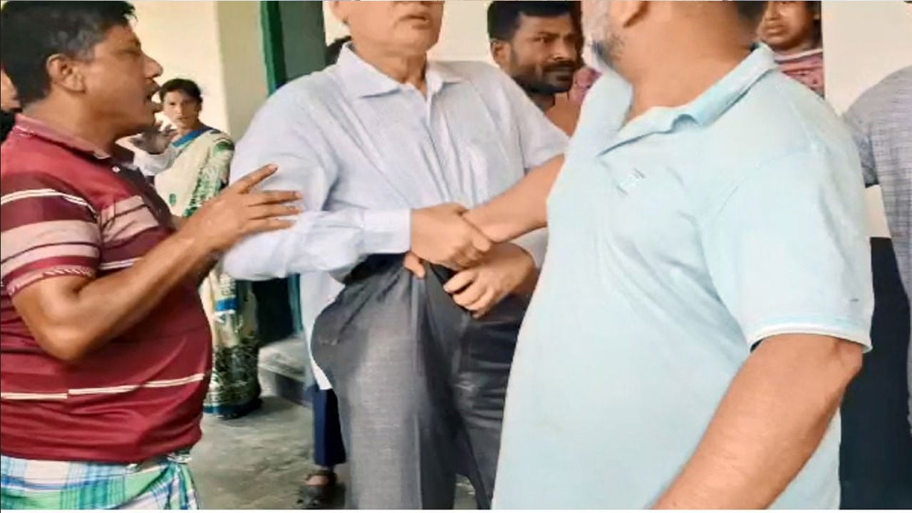 নরসিংদীতে সরকারি কলেজের অধ্যক্ষকে টেনে হিঁচড়ে বের করলেন বিএনপি নেতারা