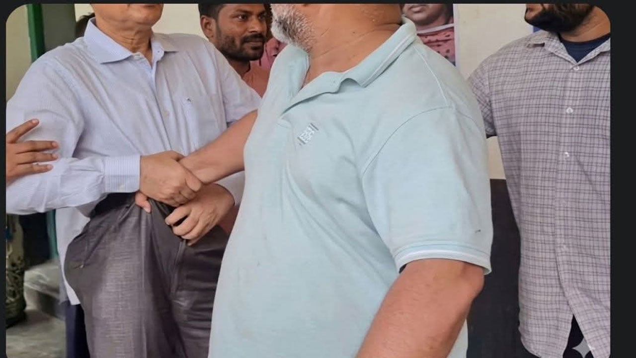 নরসিংদীতে সরকারি কলেজের অধ্যক্ষকে টেনে হিঁচড়ে বের করলেন বিএনপি নেতারা