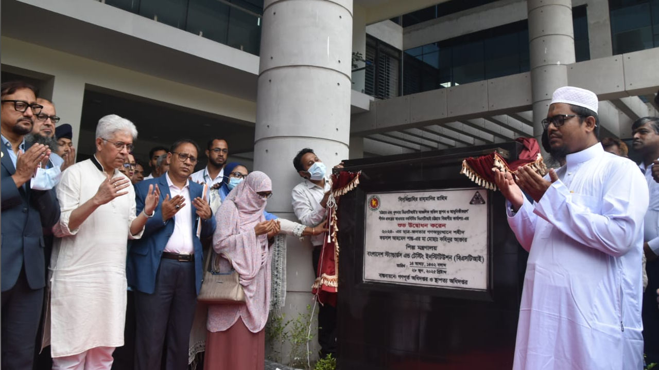 জুলাই শহীদদের স্বপ্নপূরণে কাজ করছে সরকার: শিল্প উপদেষ্টা