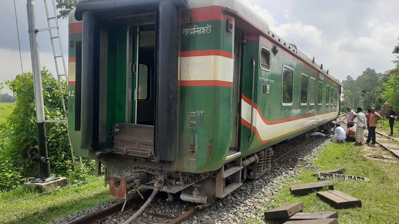 ৯ ঘণ্টা পর ট্রেন চলাচল স্বাভাবিক
