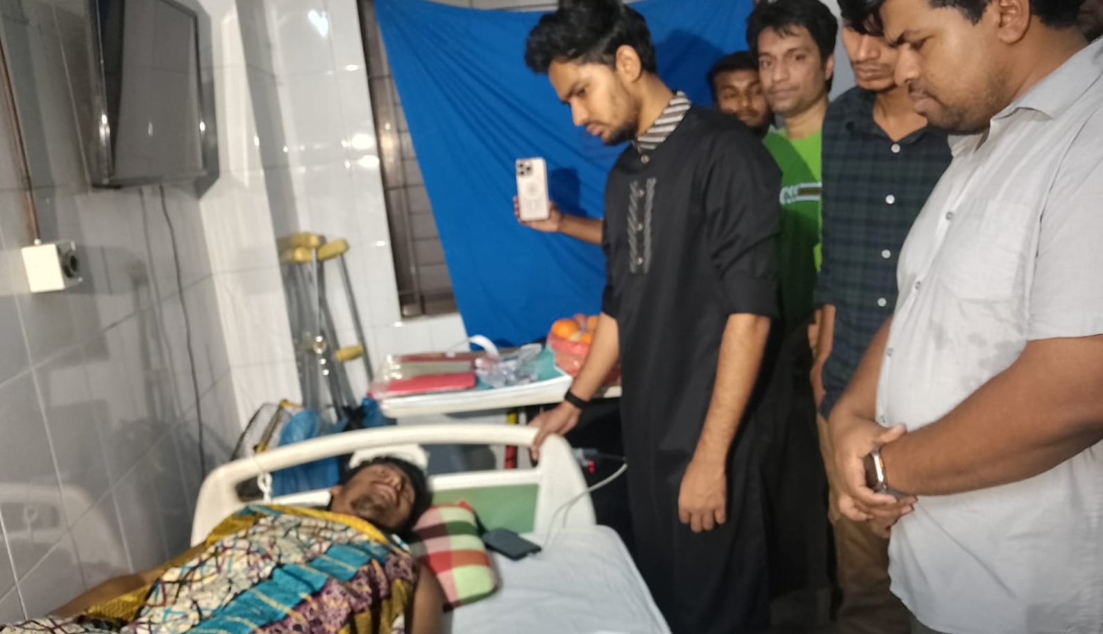 আমার দেশ সাংবাদিক ইমরানকে দেখতে হাসপাতালে আসিফ মাহমুদ