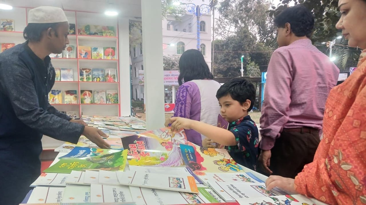 ছুটির দিন ও শিশু প্রহর মিলে প্রাণবন্ত হয়ে উঠেছে বইমেলা