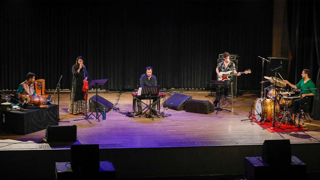 সমকালীন জ্যাজের সাহসী সংমিশ্রণে মুগ্ধ দর্শক