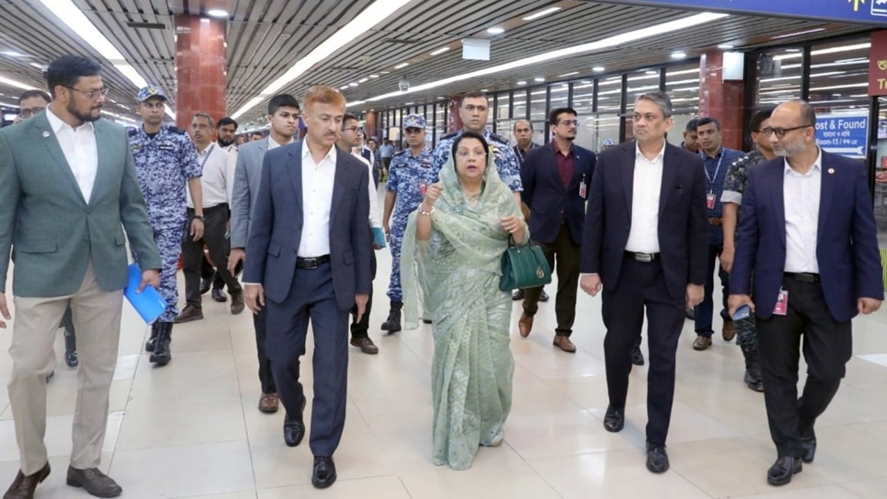 যাত্রীসেবার মান উন্নয়ন করতে কর্মকর্তা-কর্মচারীদের আহ্বান বিমানমন্ত্রীর