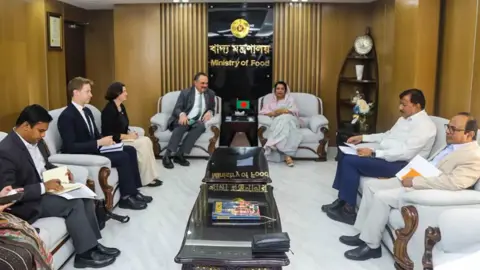 
বাংলাদেশ-যুক্তরাষ্ট্রের বাণিজ্যিক সম্পর্ক আরো শক্তিশালী হচ্ছে: মার্কিন রাষ্ট্রদূত