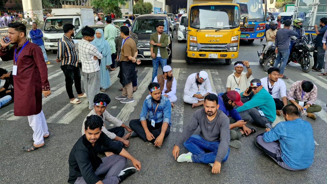 আগারগাঁওয়ে মোবাইল ব্যবসায়ীদের সড়ক অবরোধ