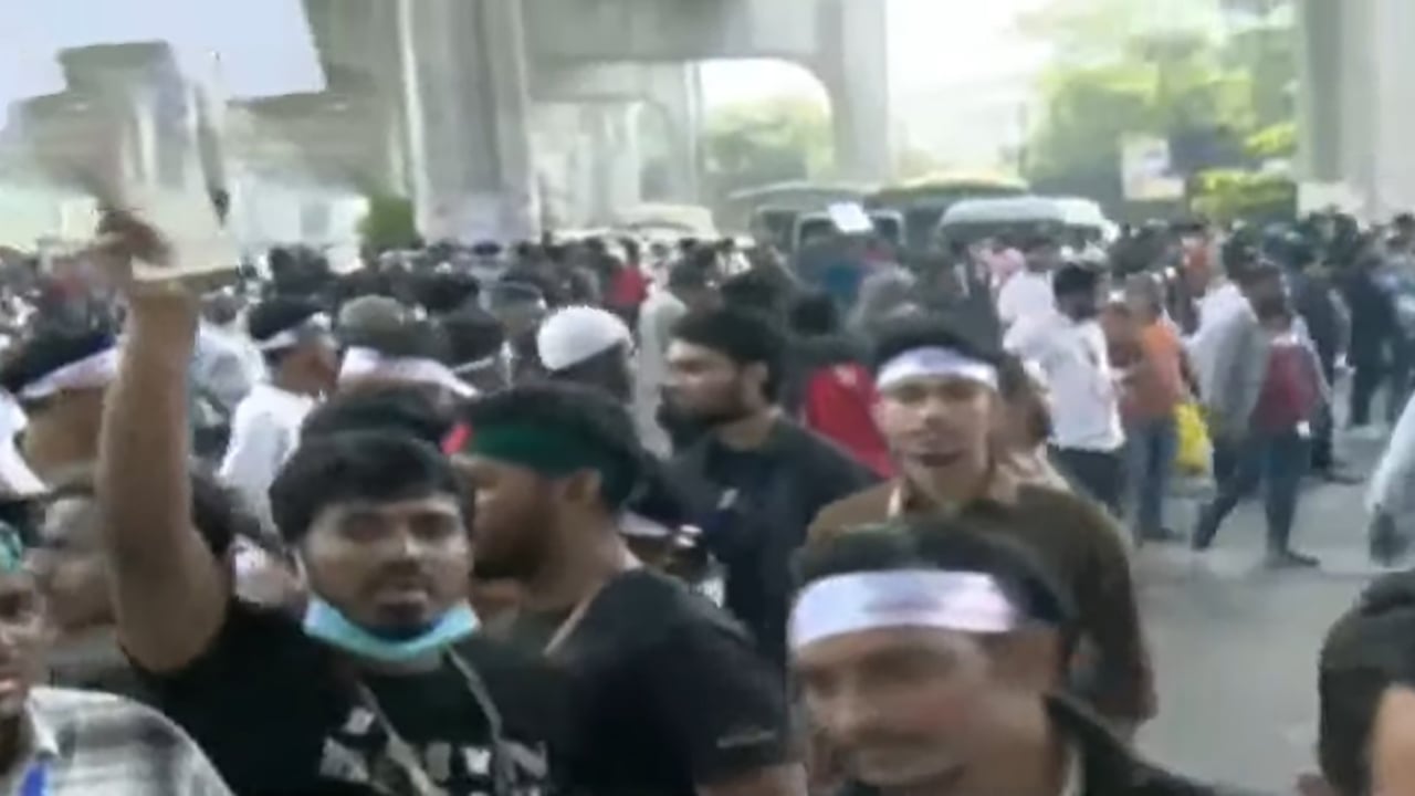 আগারগাঁওয়ে মোবাইল ব্যবসায়ীদের সড়ক অবরোধ