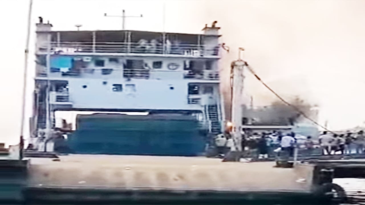পাটুরিয়া ঘাটে ফেরিতে আগুন