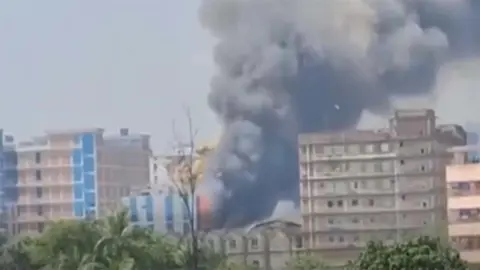 টঙ্গীতে ওষুধ কারখানায় ভয়াবহ আগুন, নিয়ন্ত্রণে কাজ করছে ১৬ ইউনিট