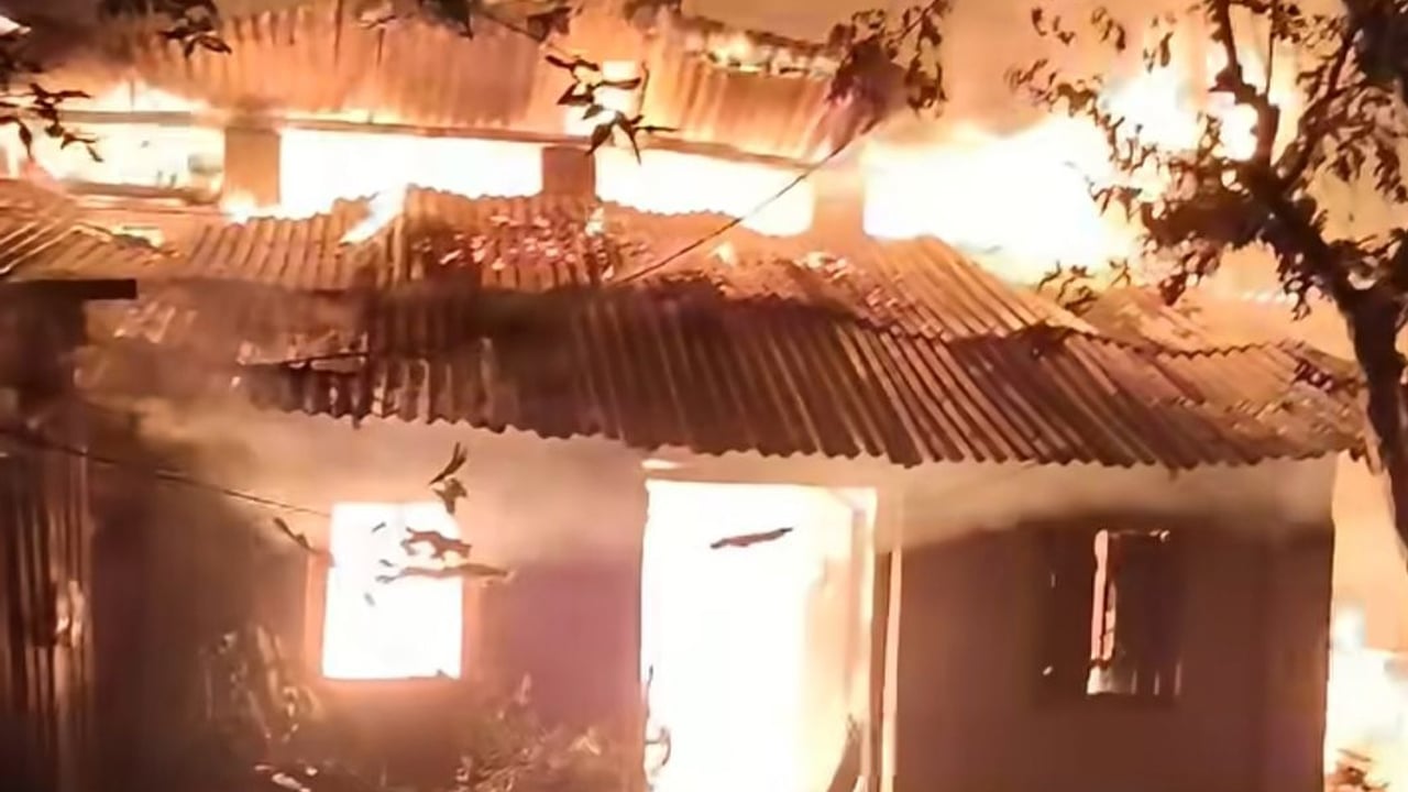 আগুনে সর্বস্বান্ত পাঁচ পরিবার, আধা ঘণ্টা বন্ধ ঢাকা-মুখী লেন