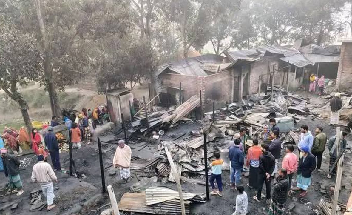 সৈয়দপুরে ভয়াবহ অগ্নিকাণ্ডে ৩০ ঘর পুড়ে ছাই