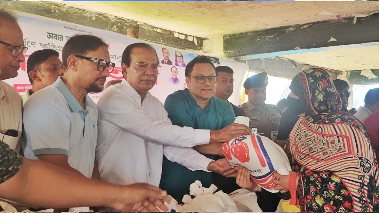 ভারি বর্ষণে ক্ষতিগ্রস্তদের পাশে রয়েছে সরকার : ত্রাণমন্ত্রী