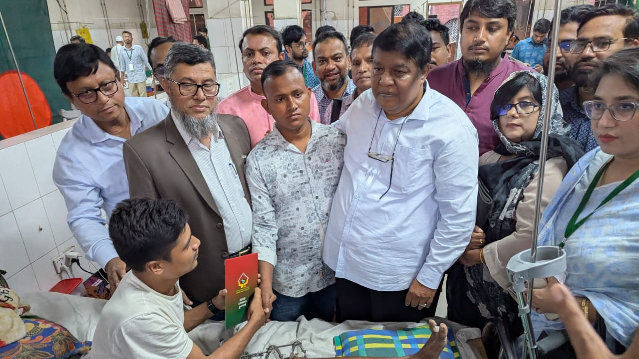 অভ্যুত্থানে আহতদের ইফতার সামগ্রী দিল জিয়াউর রহমান ফাউন্ডেশন