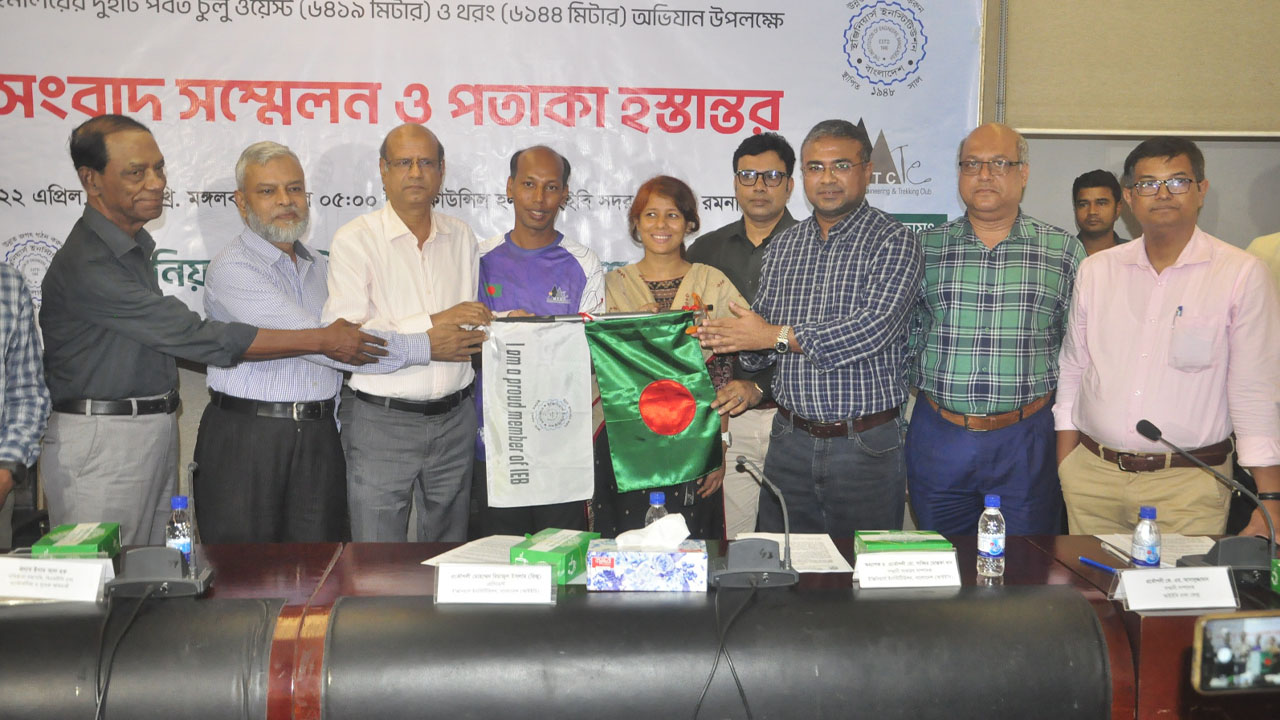 আইইবির পতাকা নিয়ে হিমালয়ের পর্বত জয়ে প্রকৌশলী রূপক