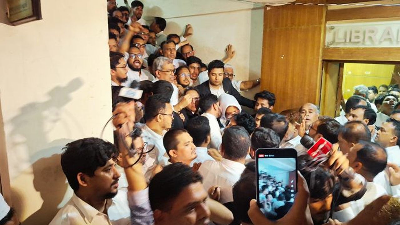 জয়বাংলা স্লোগান দিয়ে বিএনপি-জামায়াতপন্থী আইনজীবীদের অবরুদ্ধ