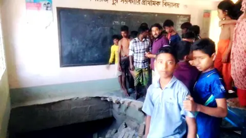ঝুঁকিপূর্ণ ভবনে পাঠদান, আজমিরীগঞ্জে ফ্লোর ধসে আহত ৫ শিশু শিক্ষার্থী