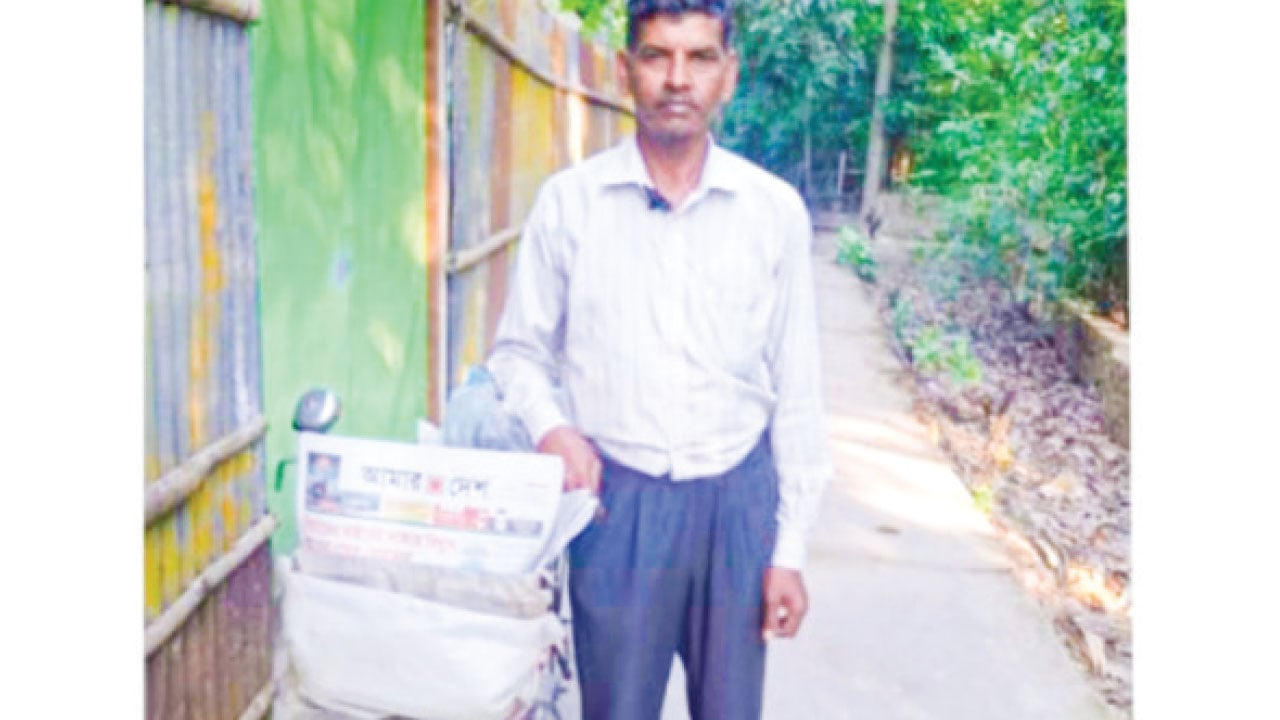 ৪২ বছর ধরে পত্রিকা বিক্রি করছেন অজতি কৃষ্ণ