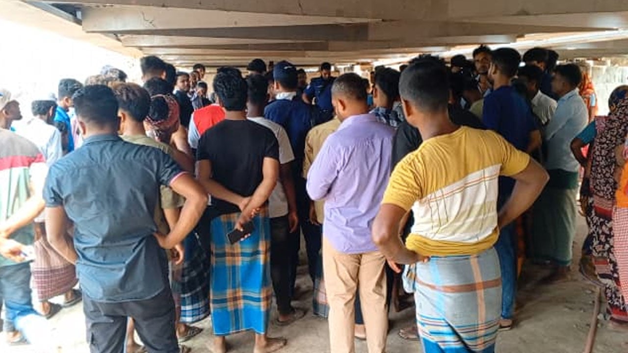 ট্রেনের ছাদে টিকটক করার সময় ছিটকে পড়ে দুইজনের মৃত্যু