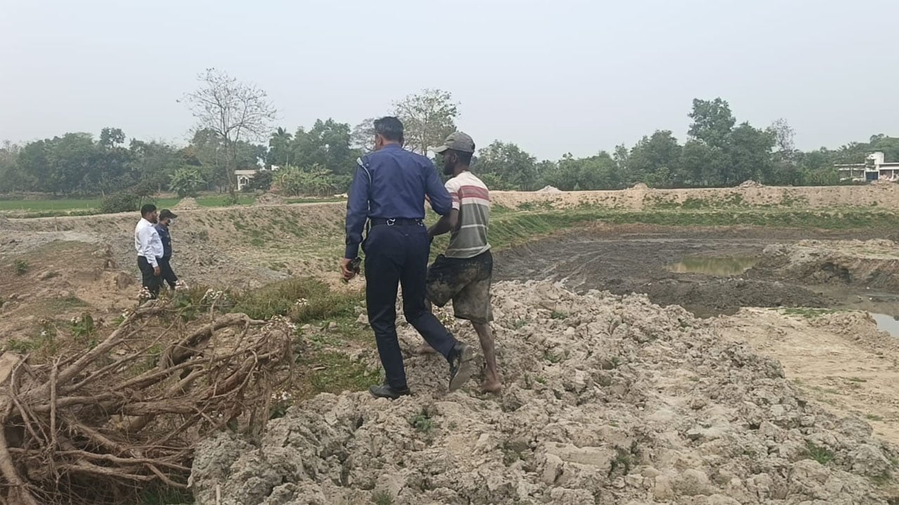 আখাউড়ায় অবৈধভাবে মাটি কাটায় ২ জনের কারাদণ্ড