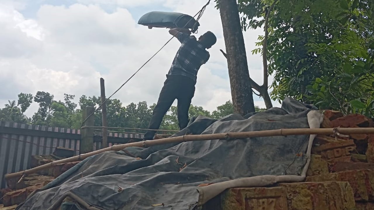 মাদক কারবারির বাড়ি থেকে সিসি ক্যামেরা অপসারিত