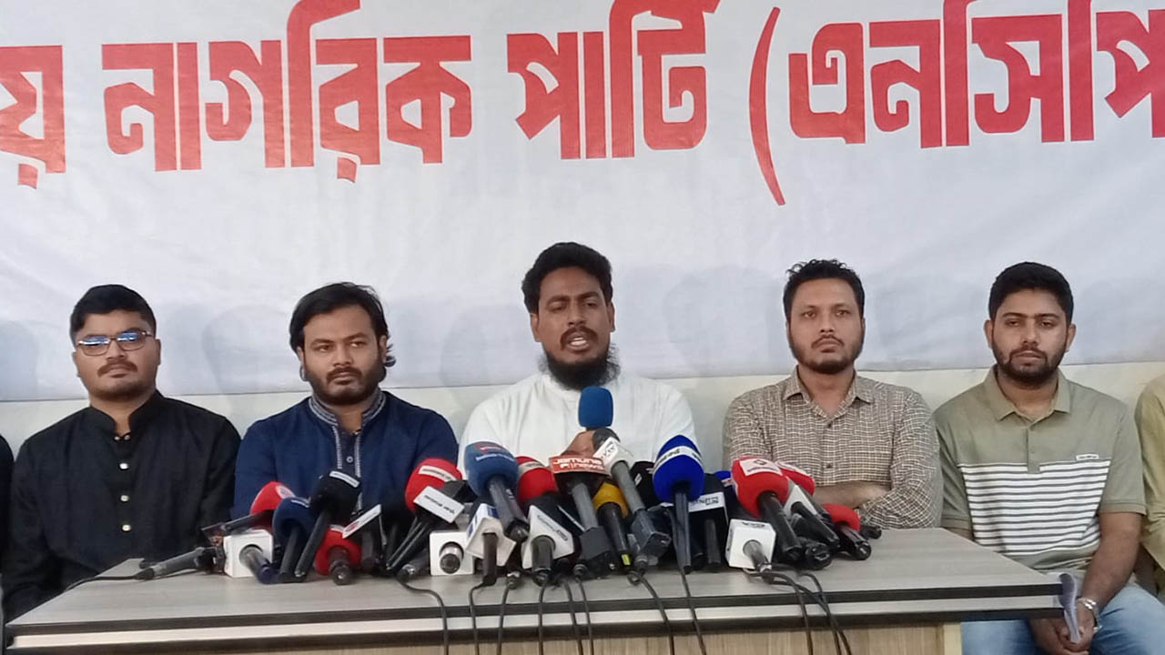 ঘোষণাপত্রে নতুন সংবিধান ও গণপরিষদকে পাশ কাটিয়ে যাওয়া হয়েছে