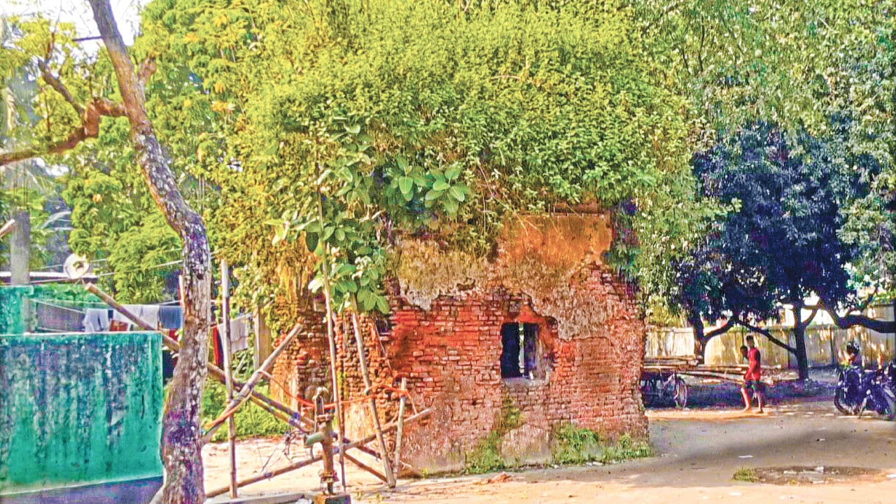 বিশ্ববিদ্যালয় ভবনের ধ্বংসাবশেষ