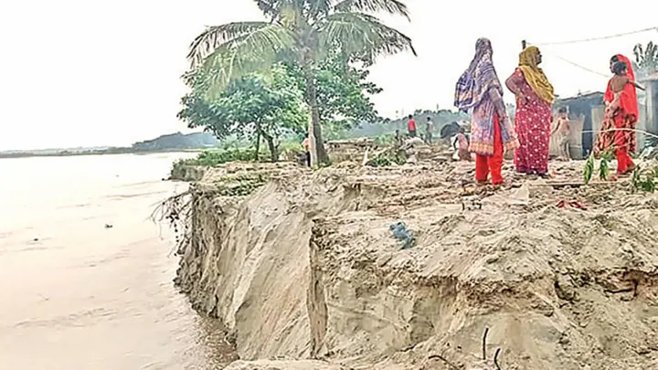 মধুমতির ভাঙনে হুমকিতে আশ্রয়ণ প্রকল্পের শতাধিক পরিবার
