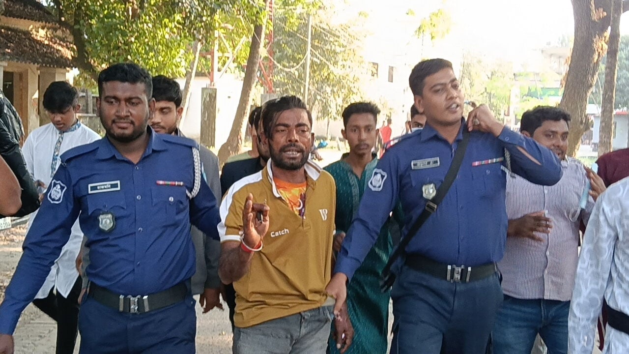 ঝিনাইদ‌হে গুপ্তচর স‌ন্দে‌হে যুবককে পু‌লি‌শে সোপর্দ