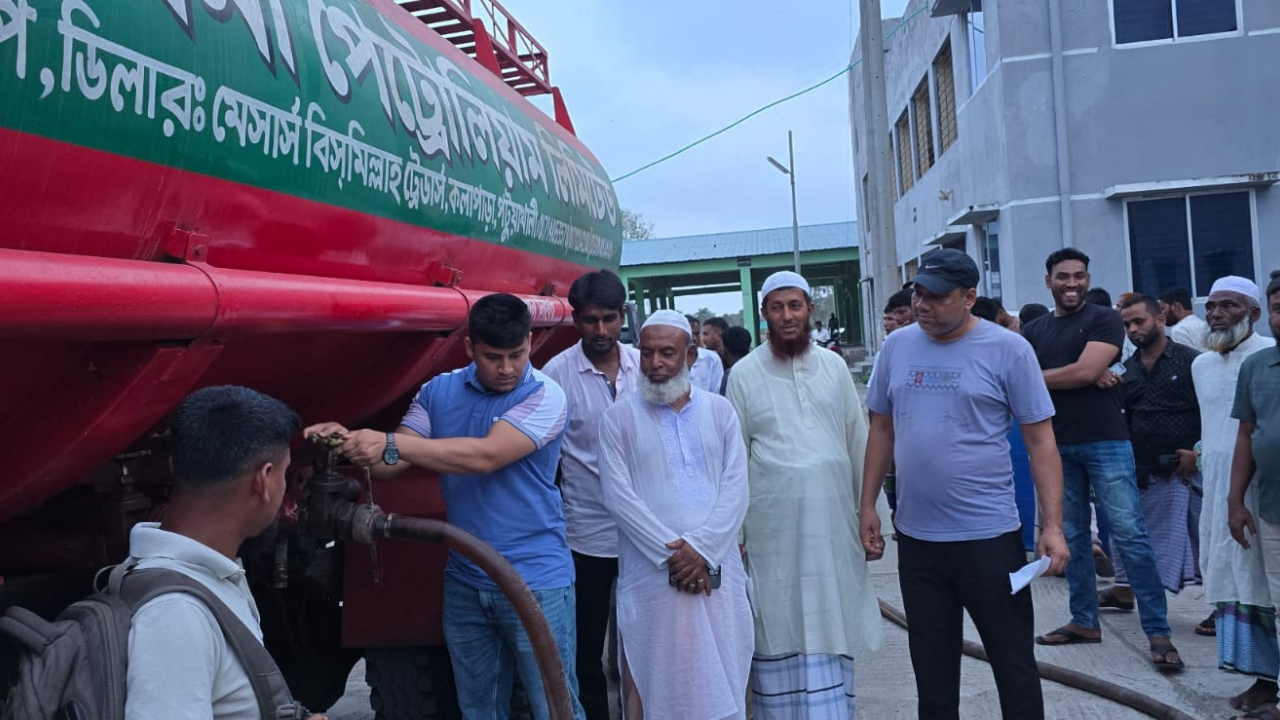 পটুয়াখালীতে জেলেদের মধ্যে ২৭ হাজার লিটার ডিজেল সরবরাহ