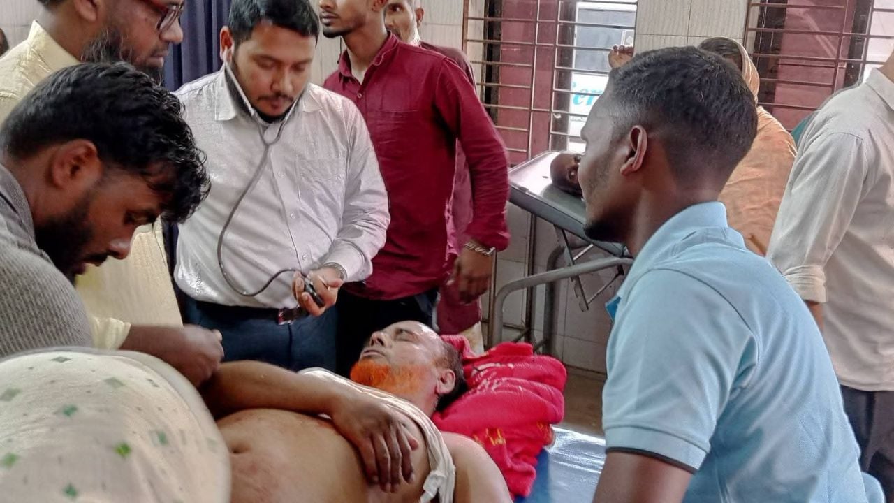 অবৈধ পাথর উত্তোলনকারীরা হামলা চালাল পুলিশ ও সাংবাদিকের ওপর