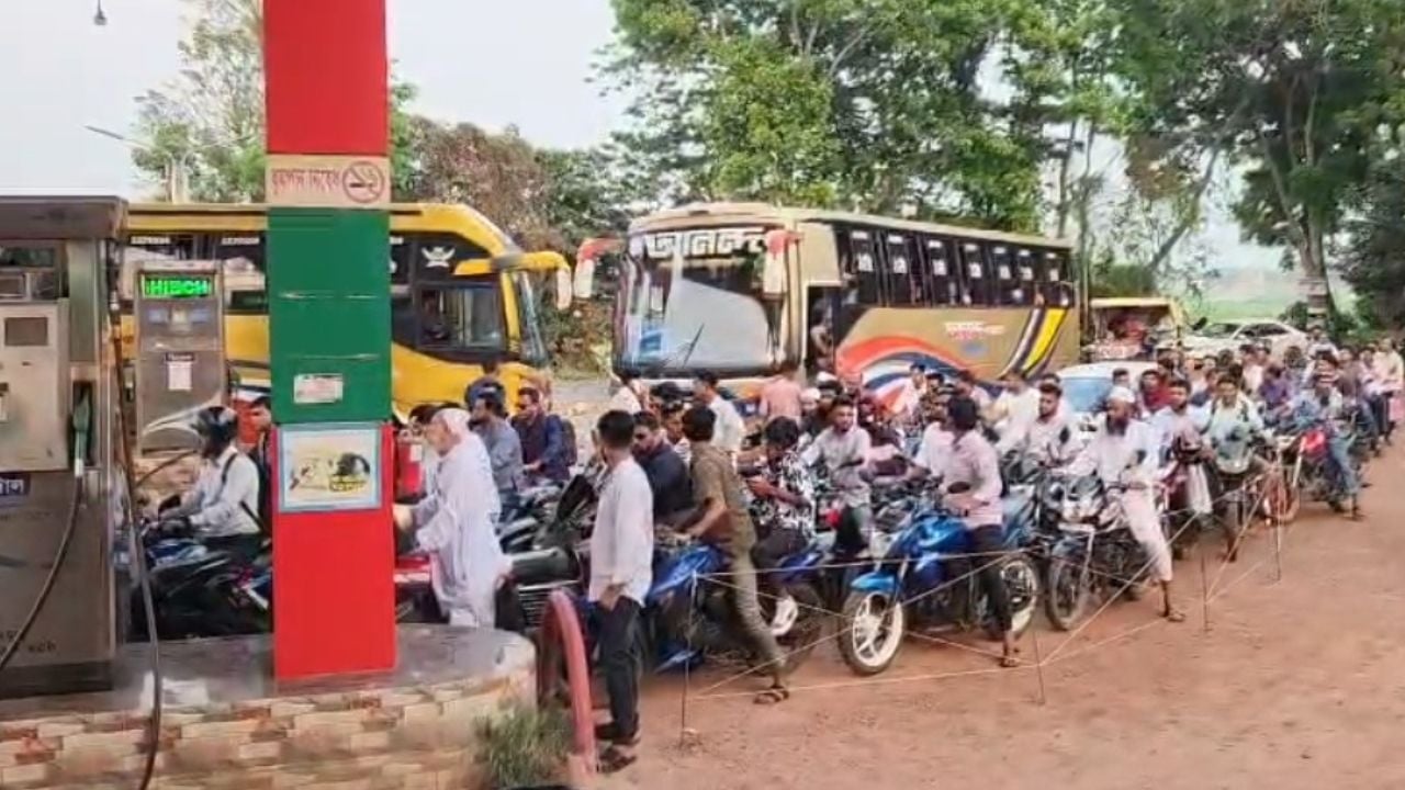 শিবচরে তেলের জন্য ফিলিং স্টেশনে লম্বা লাইন