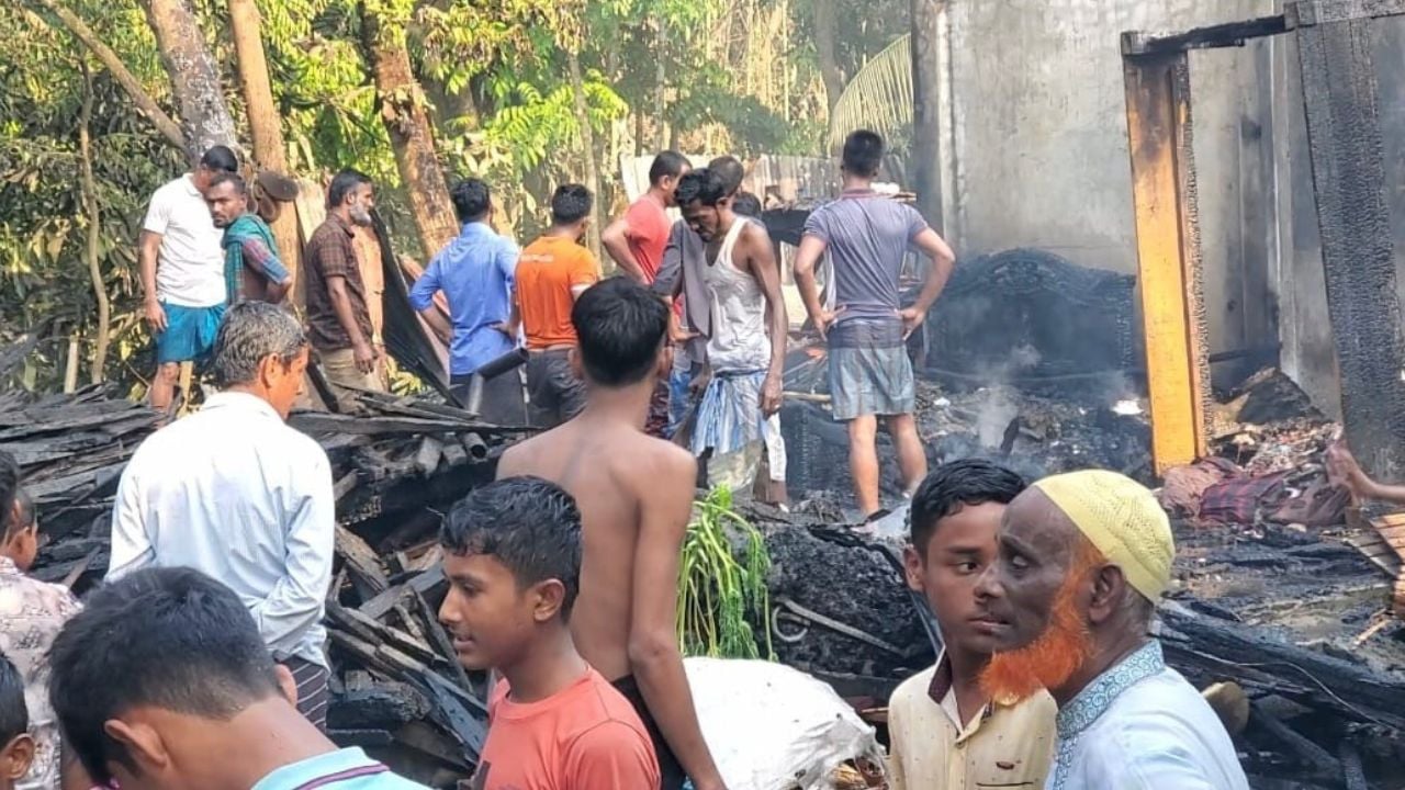 দৌলতখানে দিনদুপুরে ২টি বসতঘর আগুনে পুড়ে ছাই