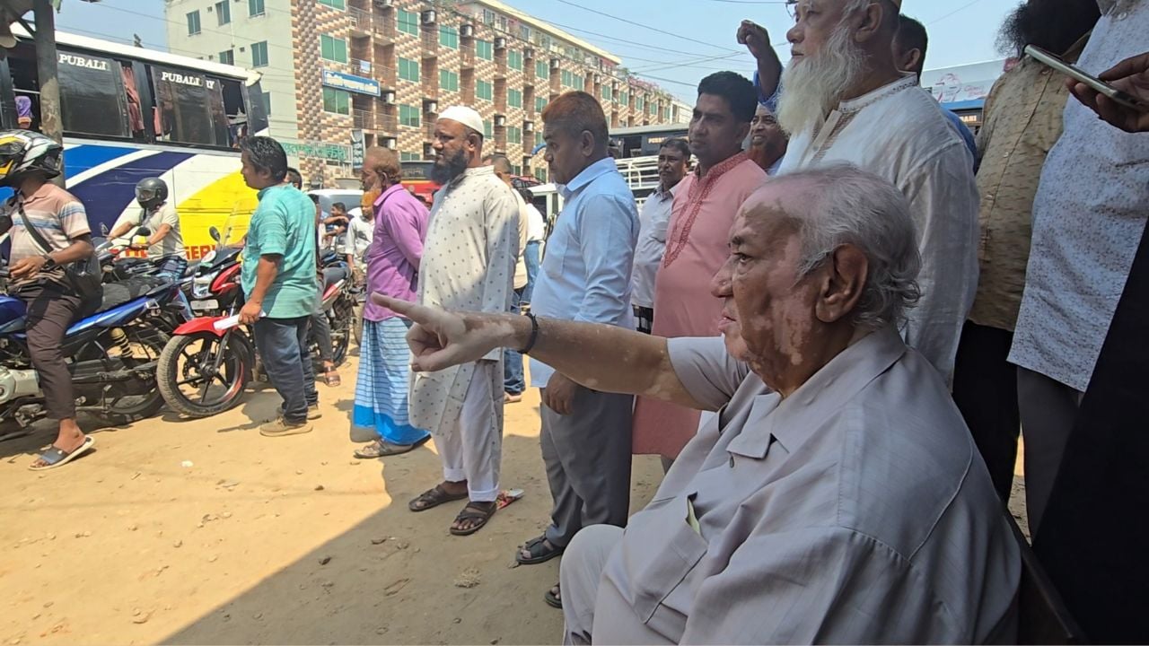 বান্দরবানে তেলের পাম্পে বসে যাত্রীদের দুর্ভোগ তদারকি করলেন এমপি