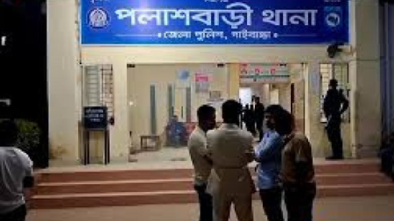 পলাশবাড়ী থানায় ৮ পুলিশ আহতের ঘটনায় গ্রেপ্তার ১