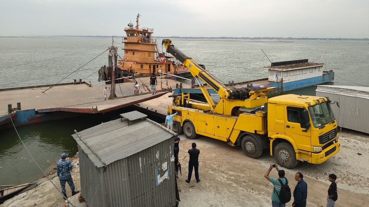 দৌলতদিয়ায় বাসদুর্ঘটনা: পন্টুন সরিয়ে উদ্ধার অভিযান শুরু