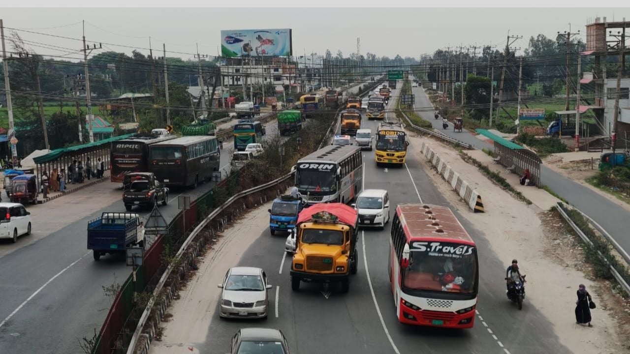 ঢাকা-টাঙ্গাইল মহাসড়কে যানবাহনের চাপ, যান চলাচলে ধীরগতি