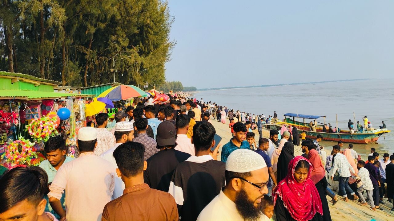 মেঘনা উপকূল ঘিরে লক্ষ্মীপুরের পর্যটন স্পট, লোকে লোকারণ্য